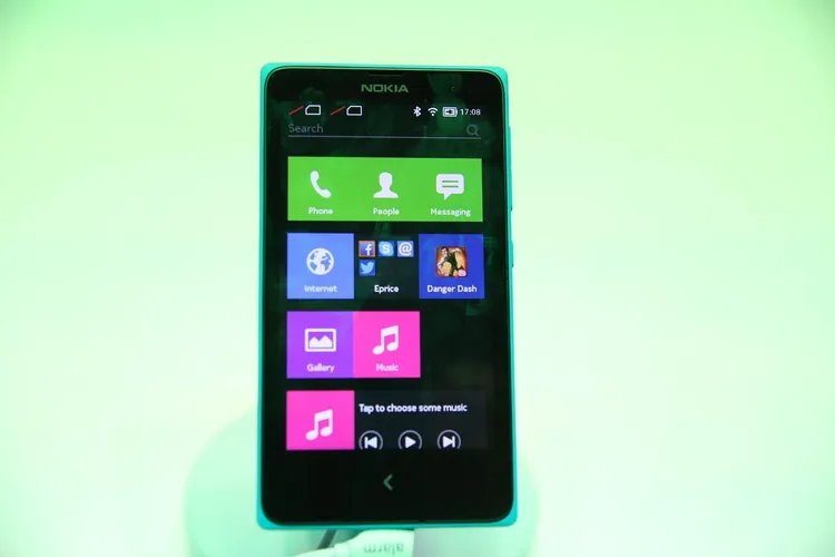 جوال HTC x8 بنظام Windows Phone
