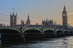 صورة لبرج الساعة في مكة