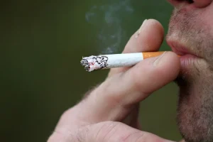 صورة توضح أسباب وأعراض سرطان الرئة