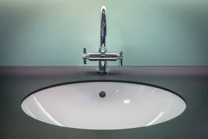 حمام صغير بتصميم عصري