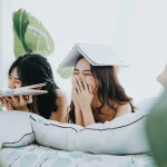 غرفة نوم شبابية بتصميم كلاسيكي