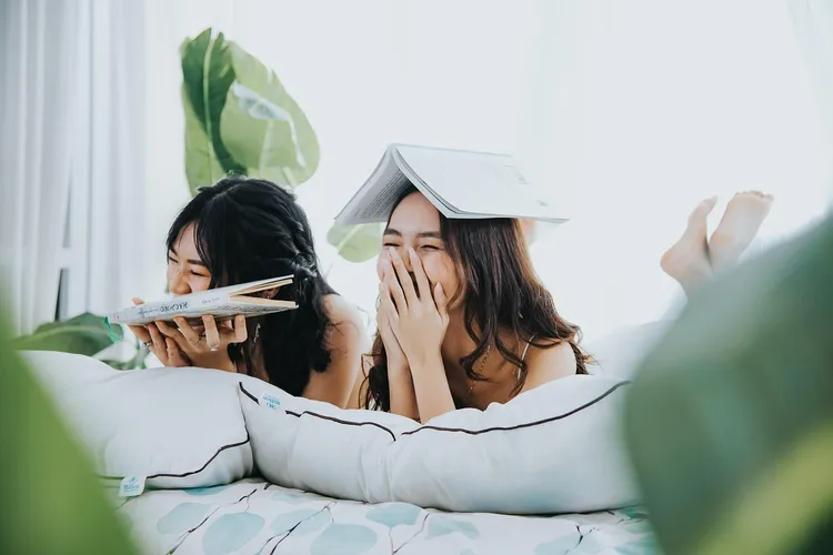 غرفة نوم شبابية بتصميم كلاسيكي
