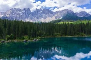 مناظر طبيعية لمدن صغيرة وبحيرات في إيطاليا