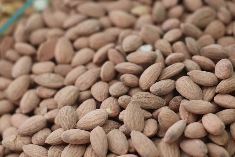 اضرار الاكثار من تناول اللوز