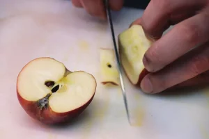 مطابخ تفاحي وفضي