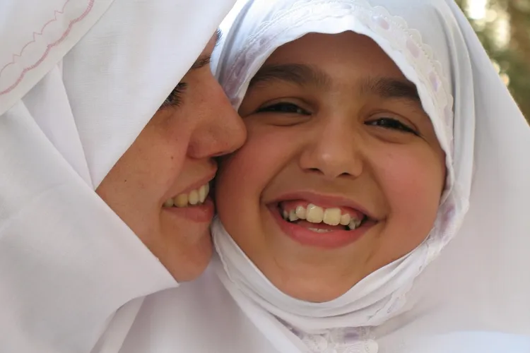 صورة تعبر عن العلاقة بين الأم وابنتها في سن المراهقة
