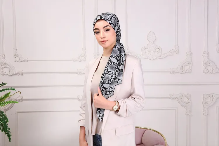 تنورة طويلة مصنوعة من الشيفون