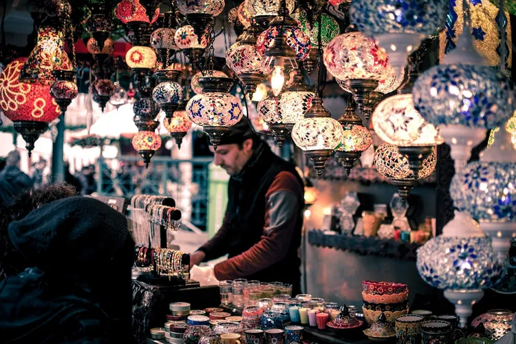سوق القيصرية أكبر سوق شعبي في الخليج
