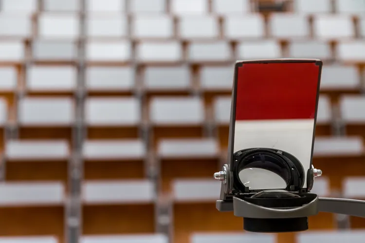 الفرق بين جامعة أكسفورد وجامعة هارفارد