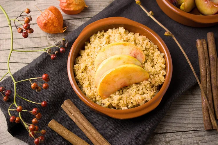 حلى أكواب التفاح بالمكسرات وجوز الهند