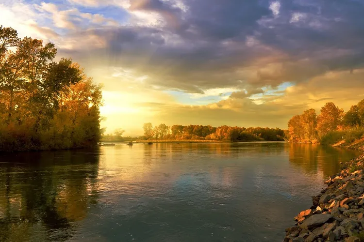 صورة لنهر الصخور الكبير في روسيا
