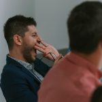معنى التثاؤب عند التحدث مع شخص معين