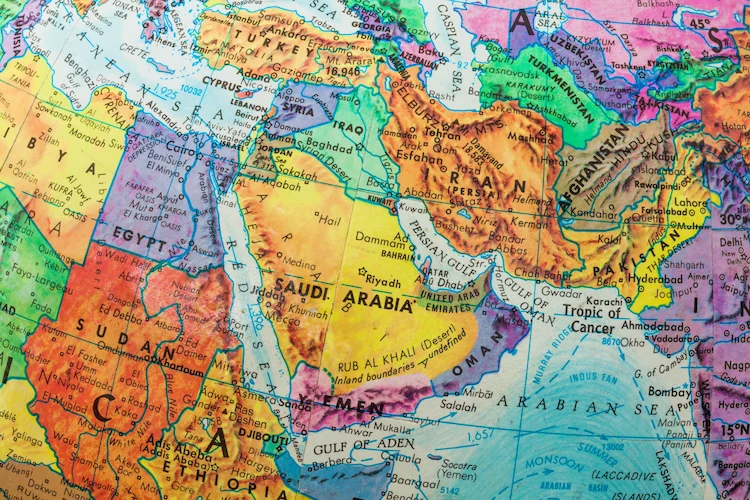 يمتد العالم العربي والإسلامي شمالاً حتى دائرة عرض