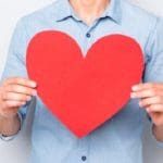علامات العشق الحقيقي عند الرجل من بعيد
