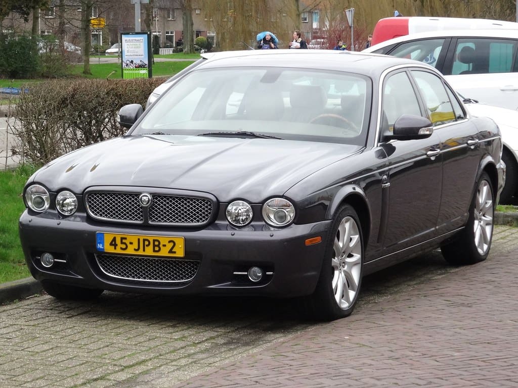 جاكوار XJ8