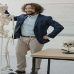 ما فائدة الهيكل العظمي في اجسامنا