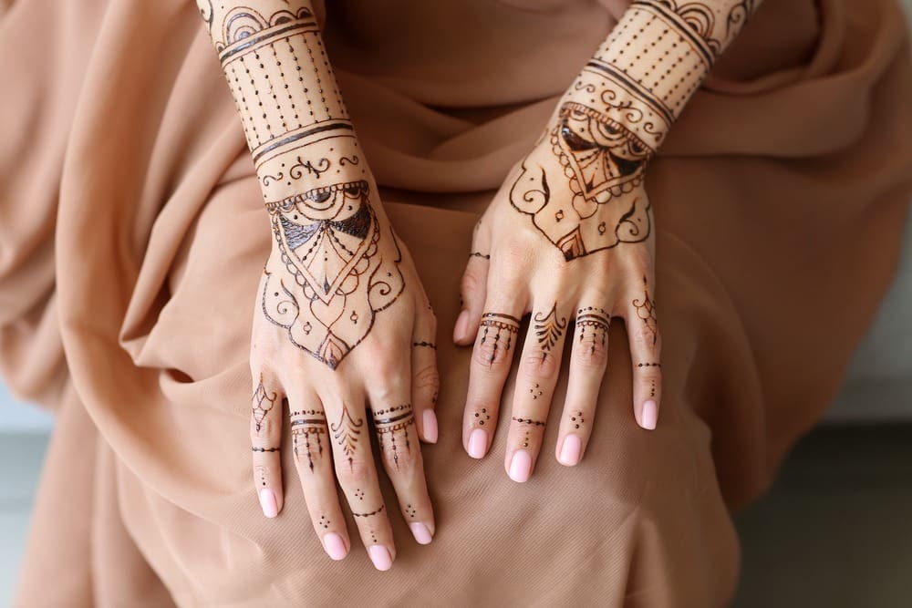 رسم حنة سودانية جديدة للعرايس .. جذابة ومثيرة
