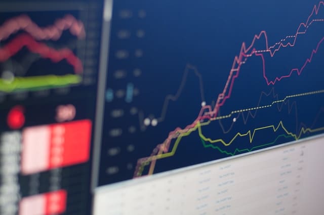 تأثير رفع الفائدة الأمريكية على الأسهم : وقرارات المستثمرين فيها