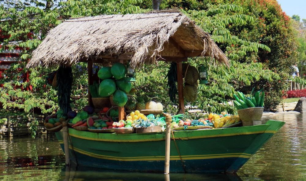 السوق العائم في حديقة Rainbow garden lembang