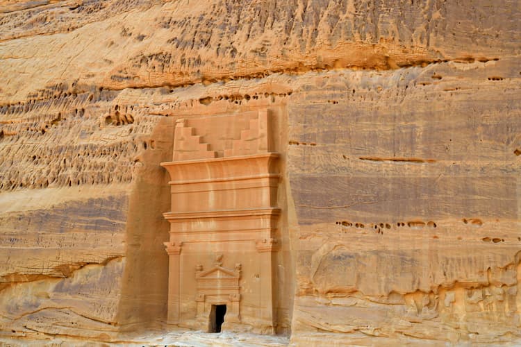 من اثار وطني التي تعود في تاريخها الى الاف السنين