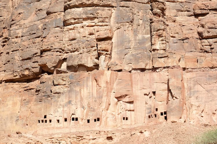 من امثلة الاعمال والتنقيب الاثري في وطني