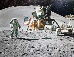 أشياء غريبة تركها رواد الفضاء على القمر