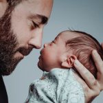 فوائد التلامس الجسدي بين الأب والرضيع