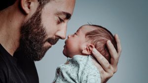 فوائد التلامس الجسدي بين الأب والرضيع