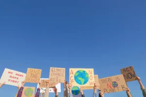 إذاعة عن التغير المناخي وتأثيره على البيئة
