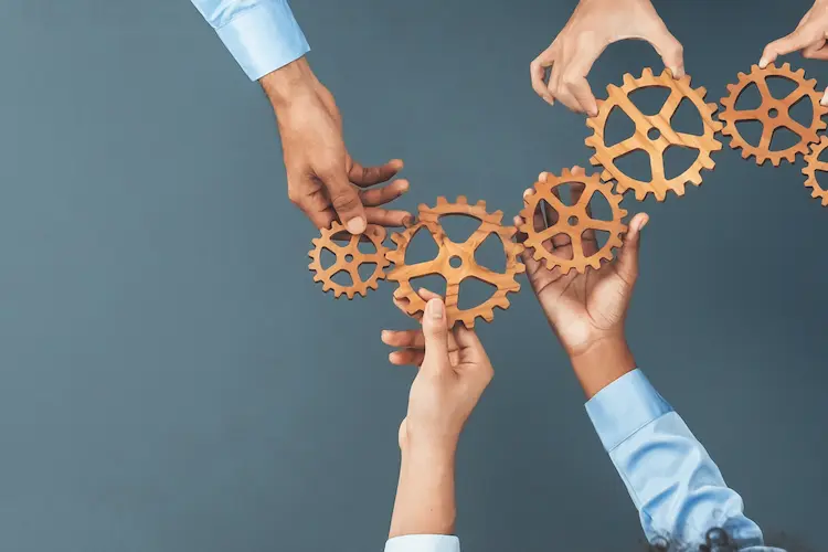 إذاعة عن دور الشباب في بناء المجتمع وأهميتهم في التغيير