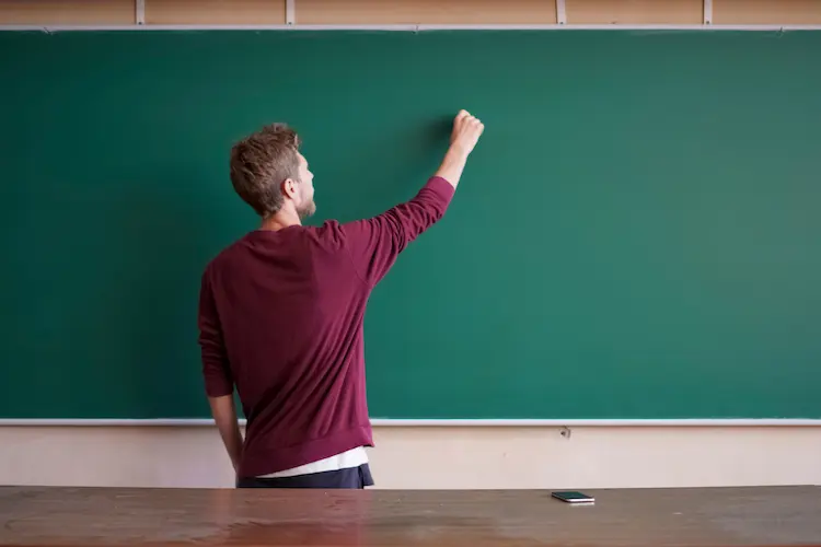 تعبير عن المعلم ودوره في بناء المجتمع مع أبيات شعر
