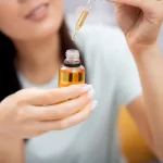 زيت الخروع هل يطول الرموش؟ الدليل العلمي والتجارب الواقعية