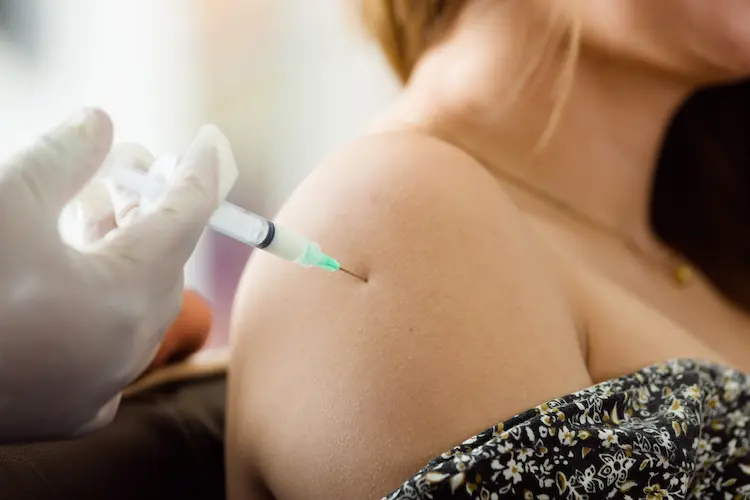 ظهور بقع بنفسجية مكان ضرب الإبرة هل تسبب خطورة