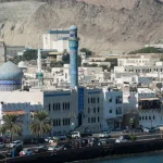 فسر زيادة الكثافة السكانية في محافظة مسقط