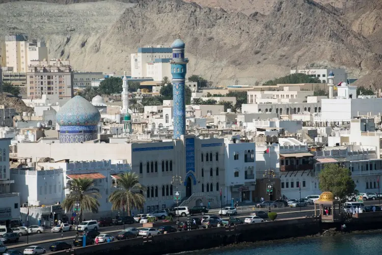 فسر زيادة الكثافة السكانية في محافظة مسقط