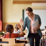 قصيدة اذاعة مدرسية عن المعلم وأجمل فقرات الإذاعة المدرسية