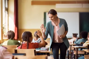 قصيدة اذاعة مدرسية عن المعلم وأجمل فقرات الإذاعة المدرسية