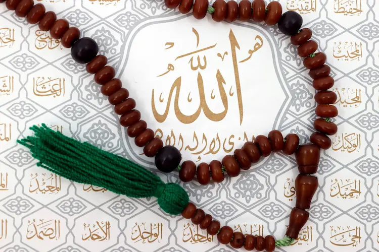كم عدد الامور التي يتضمنها الايمان بالله بالتفصيل الشامل
