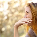 لغة الجسد وضع اليد على الفم عند الضحك ماذا تعني؟