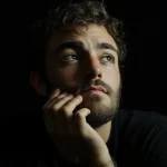 لمس الوجه في لغة الجسد للرجل الدلالات النفسية والسلوكية