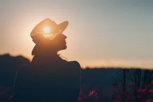 ما العملية التي تؤدي لرفع القفص الصدري لاعلى بالتفصيل