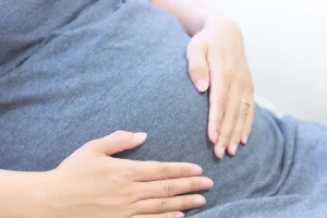 ما علاقة حركة الجنين في الليل وجنسه؟ حركات يشتهر بها الولد