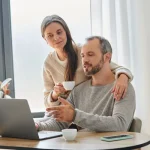 ماهي الامور التي تطيع الزوجة زوجها فيها لتحقيق حياة سعيدة