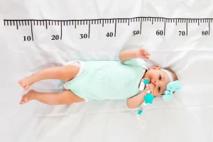 متوسط طول والوزن لطفل ٧ شهور: دليل شامل للأمهات والآباء