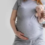 متى يظهر الحمل بتوأم في كيسين مختلفين: دليل شامل للأمهات