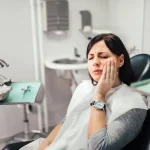 هل انتفاخ الوجه بسبب الضرس خطير؟