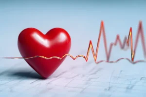 هل سماع دقات القلب في الأذن خطير؟ دليل شامل للأسباب والعلاج