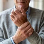 هل هشاشة العظام تسبب ألم؟ الإجابة العلمية الكاملة