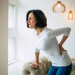 هل وجع الظهر من علامات الحمل؟ دليل شامل للأعراض والتشخيص