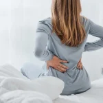 هل وجع الظهر والجوانب من علامات الحمل؟ الإجابة الطبية الكاملة